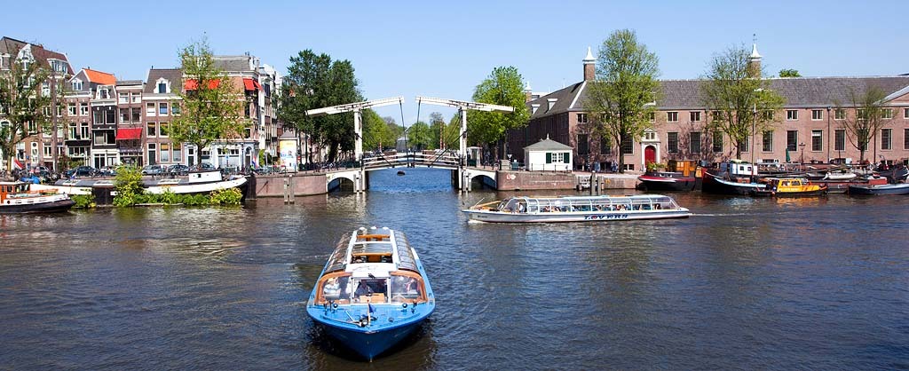 Rundfahrboot auf der Amstel mit Hermitage