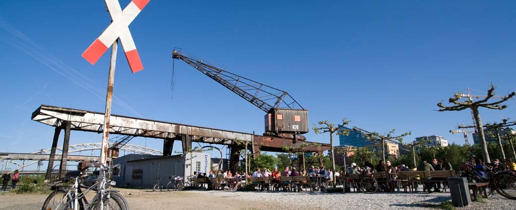 Deutschland, Hessen, Frankfurt am Main, Ostend, Biergarten â€žPflasterstrandâ€œ, Eyssenstrasse,  im Osten der Stadt bei der Weseler Werft, 5.2007

Germany, Hesse, Frankfurt, Ostend, beer - garden â€žPflasterstrandâ€œ, Eyssenstrasse in the east of the city near Weseler Werft


Freizeit, Stadt, Main, Trend, Trendgastronomie, CafÃ©, Restaurant, Trend, trendig, trendy, Kran, Ladekran, crane