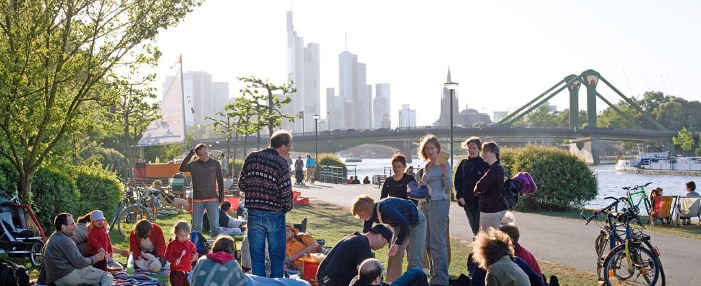 Deutschland, Hessen, Frankfurt am Main, sÃ¼dliches Mainufer, Sachsenhausen, am Wochenende treffen sich viele zum feiern auf den Wiesen am Main, im Hintergrund die Skyline, 5.2007

Germany, Hesse, Frankfurt am Main, southern side of river Main, Sachsenhausen, in the weekend many people gather on the riverbank near the river Main to party, in the background banking centre


Freizeit, Stadt, Main, Strandcafe, beach club, entspannen, relax, Entspannung, Freunde, friends, feiern