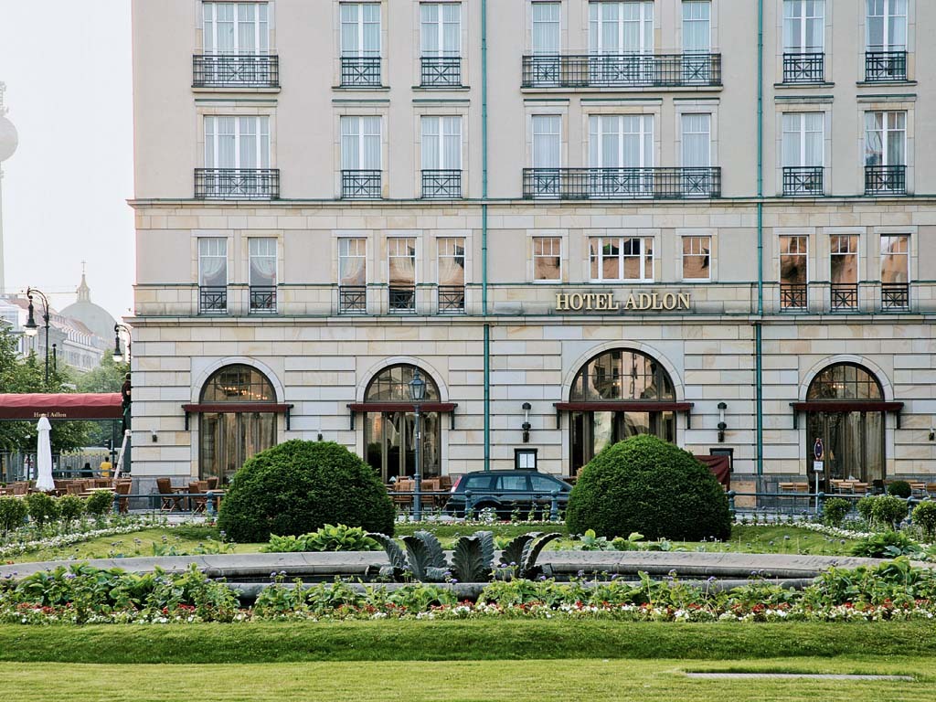 Hotel Adlon Kempinski Berlin
http://www.kempinski.com/de/berlinadlon/seiten/welcome.aspx