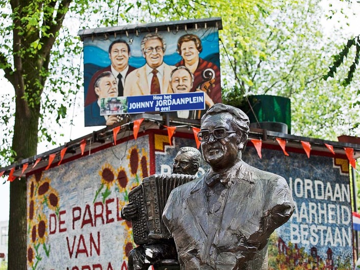 Statue von Johnny Jordaan, dahinter Johnny Meyer