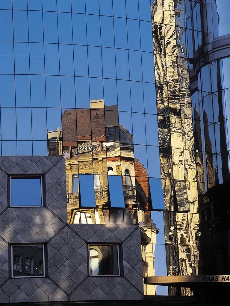 Haas Haus	
1, Stephansplatz 12/Stock-im-Eisen-Platz 4

Der Name des Hauses stammt vom VorvorgÃ¤nger des heutigen GebÃ¤udes, dem Einrichtungshaus Philipp Haas & SÃ¶hne. Hans Hollein errichtete den Neubau 1985-1990 als GeschÃ¤fts- und BÃ¼rohaus mit Kaffeehaus und Dachrestaurant. Der Erker in Form eines Glaszylinders soll an die frÃ¼her durch querstehende HÃ¤user gegebene Trennung zwischen Stephansplatz und Stock-im-Eisen-Platz bzw. Graben erinnern.