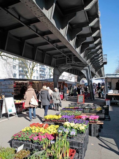 Europa, Deutschland, Hamburg, Eppendorf Hohelusft, Isemarkt, Markt, Wochenmarkt, unter der U-Bahn,