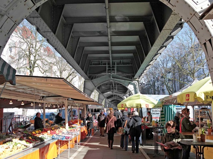 Europa, Deutschland, Hamburg, Eppendorf Hohelusft, Isemarkt, Markt, Wochenmarkt, unter der U-Bahn,