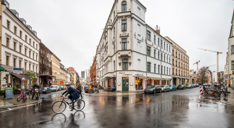 The restaurant Keyser Soze at the corner of Auguststraße and Tucholsky  Straße, on 21.07.2017 in the evening in Berlin, Germany. Photo: Jens  Kalaene/dpa-Zentralbild/ZB