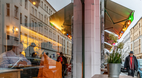 The restaurant Keyser Soze at the corner of Auguststraße and Tucholsky  Straße, on 21.07.2017 in the evening in Berlin, Germany. Photo: Jens  Kalaene/dpa-Zentralbild/ZB