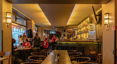 The restaurant Keyser Soze at the corner of Auguststraße and Tucholsky  Straße, on 21.07.2017 in the evening in Berlin, Germany. Photo: Jens  Kalaene/dpa-Zentralbild/ZB