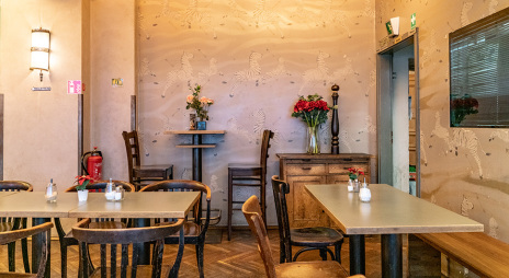 The restaurant Keyser Soze at the corner of Auguststraße and Tucholsky  Straße, on 21.07.2017 in the evening in Berlin, Germany. Photo: Jens  Kalaene/dpa-Zentralbild/ZB