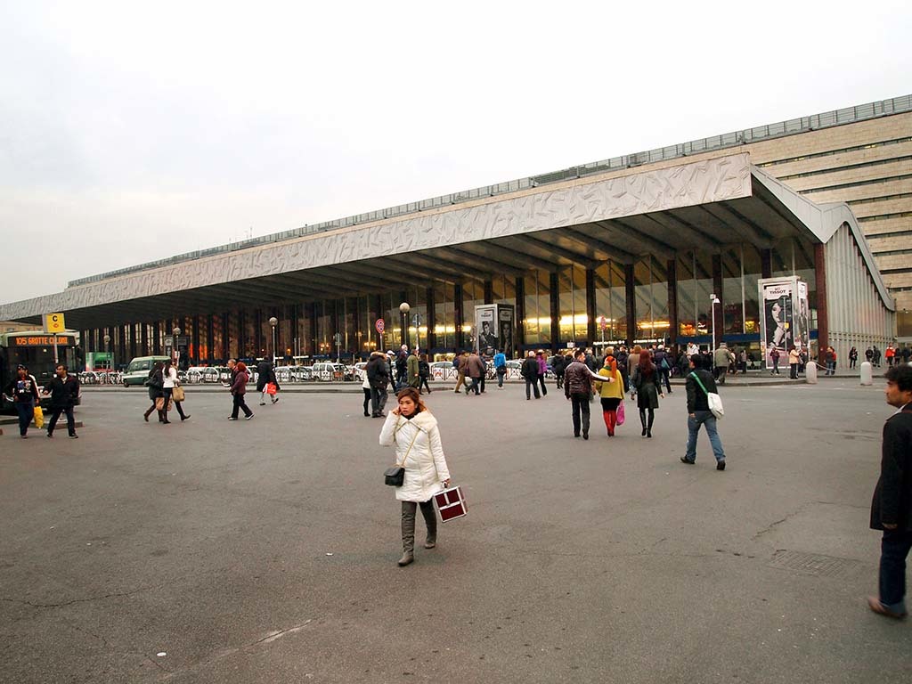 Roma Termini- ROM
http://www.google.de/images?client=safari&rls=en&q=Stazione+Termini&oe=UTF-8&redir_esc=&um=1&ie=UTF-8&source=univ&ei=Mu3FTNTcBo_ysgaI9vn1DQ&sa=X&oi=image_result_group&ct=title&resnum=4&ved=0CDcQsAQwAw