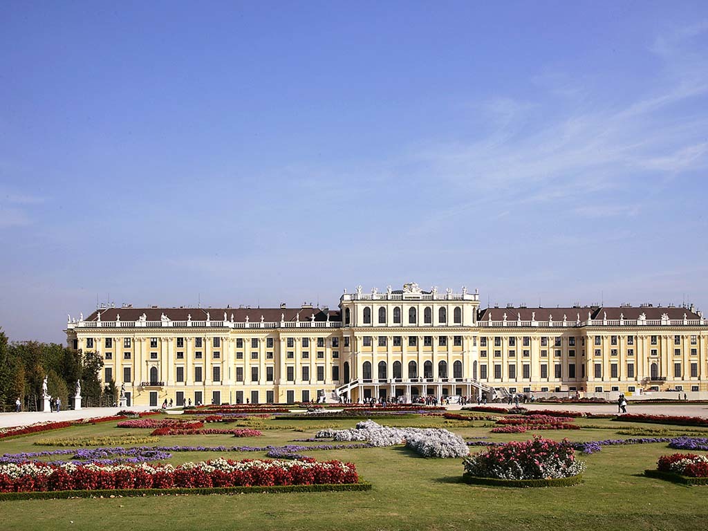 SchÃ¶nbrunn
http://www.schoenbrunn.at/