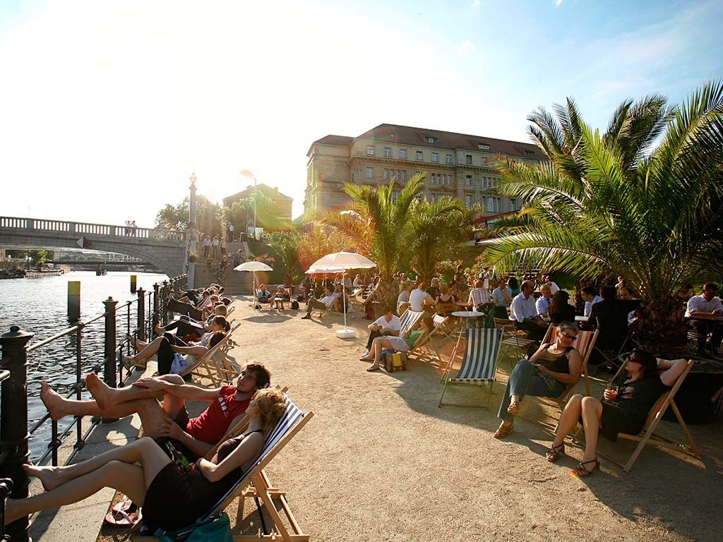 Berlin, Deu. Die erste Strandbar in Berlin. Strandbar Mitte an der Museumsinsel im Monbijoupark an der Spree. |(c) berndschoenberger.de , Auguststr. 25, 10117 B E R L I N  ;  mobil +49-163-8301653,   www.berndschoenberger.de , mail@berndschoenberger.de, 
Konto : Deutsche Kreditbank Berlin, Kto.Nr. 2036143,
BLZ. 12030000 ; 
IBan: DE55120300000002036143, 
SWIFT-BIC : BYLADEM1001,  Jegliche Verwendung nur gegen Honorar und Beleg; bei Verwendung des Fotos ausserhalb journalistischer Zwecke bitte Ruecksprache mit dem Fotografen halten. , |