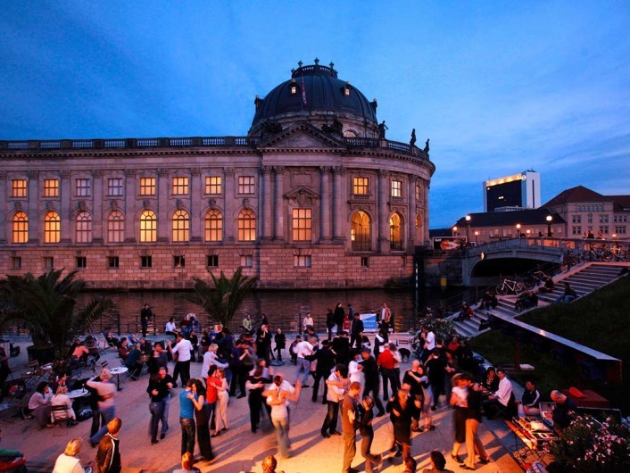 Berlin, 17.06.2009 
Tango. Tanz in der ersten Strandbar Deutschlands im Monbijoupark neben dem  Bode Museum an der Spree |(c) berndschoenberger.de , Auguststr. 25, 10117 B E R L I N  ;  mobil +49-163-8301653,   www.berndschoenberger.de , mail@berndschoenberger.de, 
Konto : Deutsche Kreditbank Berlin, Kto.Nr. 2036143,
BLZ. 12030000 ; 
IBan: DE55120300000002036143, 
SWIFT-BIC : BYLADEM1001,  Jegliche Verwendung nur gegen Honorar und Beleg; bei Verwendung des Fotos ausserhalb journalistischer Zwecke bitte Ruecksprache mit dem Fotografen halten. , |