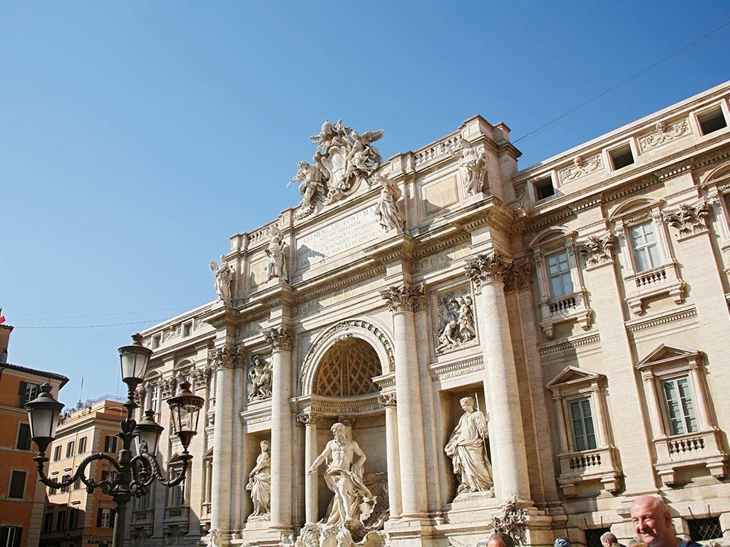 Trevi Fountain (rom)
http://de.wikipedia.org/wiki/Trevi-Brunnen