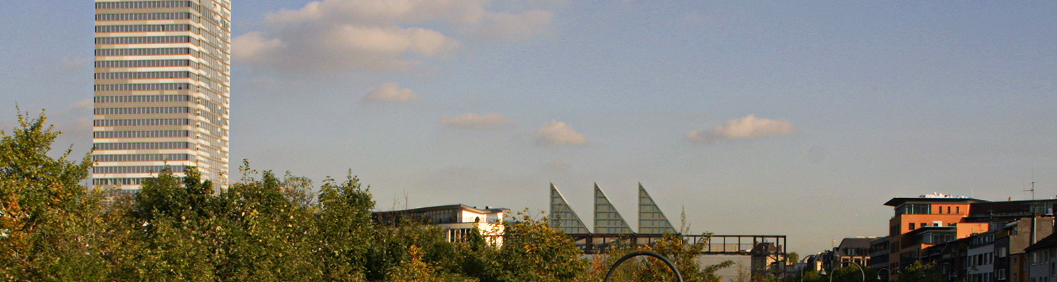 Kölner  Mediapark mit Blick auf Hochhaus von Jean Nouvel